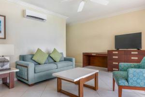 Uma TV ou centro de entretenimento em Turtle Beach, a Tribute Portfolio All Inclusive Hotel