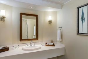 Um banheiro em Turtle Beach, a Tribute Portfolio All Inclusive Hotel