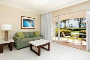 Uma área de estar em Turtle Beach, a Tribute Portfolio All Inclusive Hotel