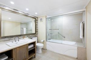 Um banheiro em Turtle Beach, a Tribute Portfolio All Inclusive Hotel