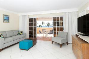 Uma TV ou centro de entretenimento em Turtle Beach, a Tribute Portfolio All Inclusive Hotel