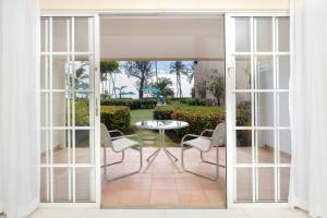 Um jardim em Turtle Beach, a Tribute Portfolio All Inclusive Hotel