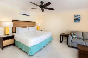 Cama ou camas em um quarto em Turtle Beach, a Tribute Portfolio All Inclusive Hotel