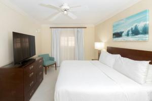 Cama ou camas em um quarto em Turtle Beach, a Tribute Portfolio All Inclusive Hotel