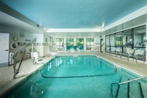 バンガーにあるCourtyard Bangorの建物内の青い水のプール