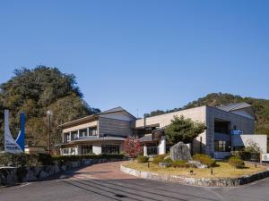 un edificio sul ciglio di una strada di 南紀月の瀬温泉ぼたん荘 a Takaike