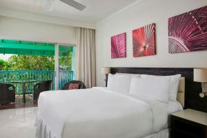 Postel nebo postele na pokoji v ubytování Crystal Cove, Barbados, A Tribute Portfolio All-Inclusive Resort