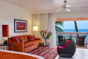 Posezení v ubytování Crystal Cove, Barbados, A Tribute Portfolio All-Inclusive Resort