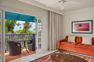 Posezení v ubytování Crystal Cove, Barbados, A Tribute Portfolio All-Inclusive Resort