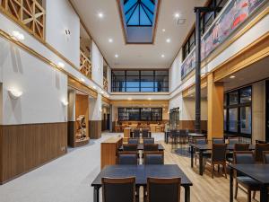 una zona pranzo con tavoli e sedie in un ristorante di 南紀月の瀬温泉ぼたん荘 a Takaike