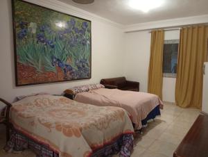Rúm í herbergi á Downtown room near gym pool beach shops walking distance from all entertainment and shopping