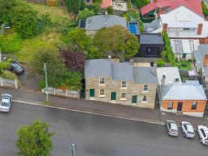 una vista aérea de una casa con coches aparcados en la calle en Stylish 3 Bedroom Townhouse - Hobart CBD, en Hobart