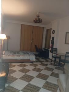 Rúm í herbergi á Downtown room near gym pool beach shops walking distance from all entertainment and shopping