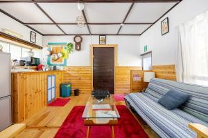 奄美市にあるFamily house プール付オーシャンビュー Amami "Birdland Nature Resort"のソファとテーブルのあるリビングルーム