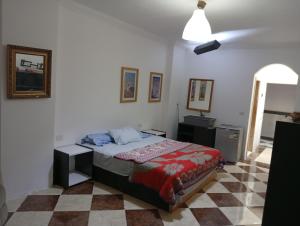 Rúm í herbergi á Downtown room near gym pool beach shops walking distance from all entertainment and shopping