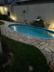 サン・フランシスコ・ド・スルにあるPousada Farol da Ilhaの石造りの通路のある庭のスイミングプール +8枚の写真