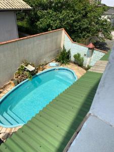 サン・フランシスコ・ド・スルにあるPousada Farol da Ilhaの壁の隣のスイミングプール