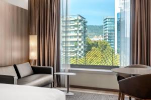 Posezení v ubytování AC Hotel Diagonal L'Illa by Marriott