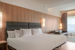 Postel nebo postele na pokoji v ubytování AC Hotel Diagonal L'Illa by Marriott