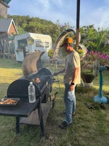 ダラットにあるHoa Sơn Điền Viên Homestayの男が焼き物を作っている