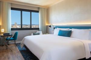 Postel nebo postele na pokoji v ubytování Renaissance Barcelona Hotel