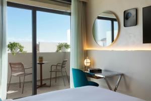 Postel nebo postele na pokoji v ubytování Renaissance Barcelona Hotel