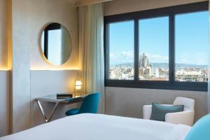 Postel nebo postele na pokoji v ubytování Renaissance Barcelona Hotel