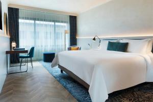 Postel nebo postele na pokoji v ubytování Renaissance Barcelona Hotel