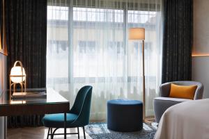 Postel nebo postele na pokoji v ubytování Renaissance Barcelona Hotel