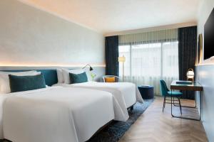 Postel nebo postele na pokoji v ubytování Renaissance Barcelona Hotel