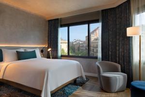 Postel nebo postele na pokoji v ubytování Renaissance Barcelona Hotel