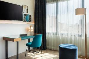 TV a/nebo společenská místnost v ubytování Renaissance Barcelona Hotel