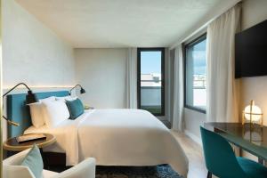 Postel nebo postele na pokoji v ubytování Renaissance Barcelona Hotel