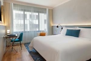 Postel nebo postele na pokoji v ubytování Renaissance Barcelona Hotel