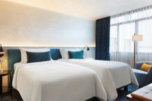 Postel nebo postele na pokoji v ubytování Renaissance Barcelona Hotel
