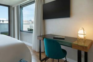 TV a/nebo společenská místnost v ubytování Renaissance Barcelona Hotel