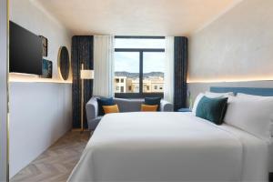 Postel nebo postele na pokoji v ubytování Renaissance Barcelona Hotel