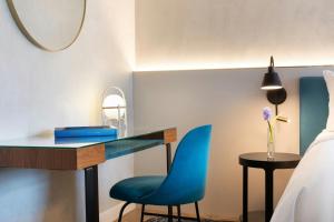 Postel nebo postele na pokoji v ubytování Renaissance Barcelona Hotel
