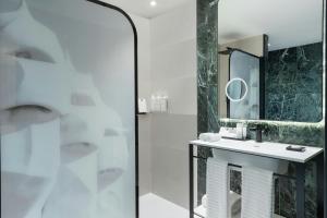 Koupelna v ubytování Renaissance Barcelona Hotel
