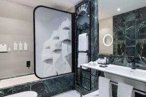 Koupelna v ubytování Renaissance Barcelona Hotel