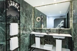 Koupelna v ubytování Renaissance Barcelona Hotel