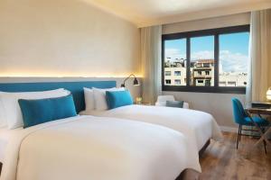 Postel nebo postele na pokoji v ubytování Renaissance Barcelona Hotel