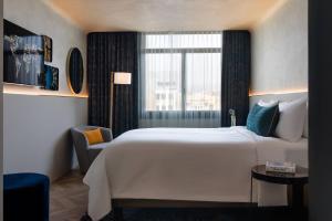 Postel nebo postele na pokoji v ubytování Renaissance Barcelona Hotel