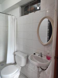 Ένα μπάνιο στο Habitación cómoda y confortable en el corazón de Puno