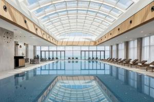 Bazén v ubytování Courtyard by Marriott Batumi nebo v jeho okolí