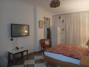 Rúm í herbergi á Downtown room near gym pool beach shops walking distance from all entertainment and shopping
