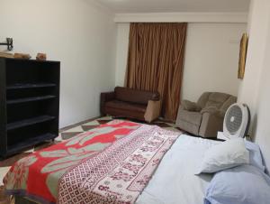 Rúm í herbergi á Downtown room near gym pool beach shops walking distance from all entertainment and shopping