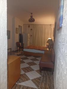 Sjónvarps- og/eða afþreyingartæki á Downtown room near gym pool beach shops walking distance from all entertainment and shopping