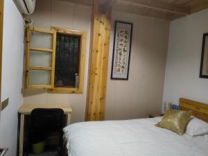 Postel nebo postele na pokoji v ubytování Xin'anjiang Landscape Gallery Ran Yuezhu Bed and Breakfast