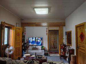 TV a/nebo společenská místnost v ubytování Xin'anjiang Landscape Gallery Ran Yuezhu Bed and Breakfast